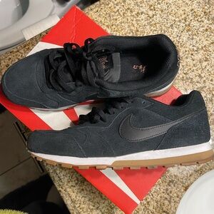 Nike md runner shoes